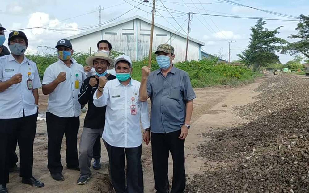 Sopir Angkutan di Sampit Sumbang Material Perbaikan Jalan Lingkar Selatan