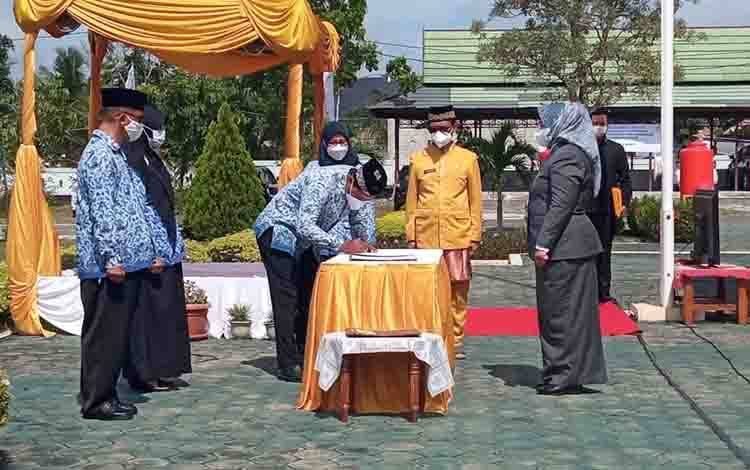 Bupati Kobar Lantik 332 Kepala Sekolah, Guru dan Tenaga Pendidikan