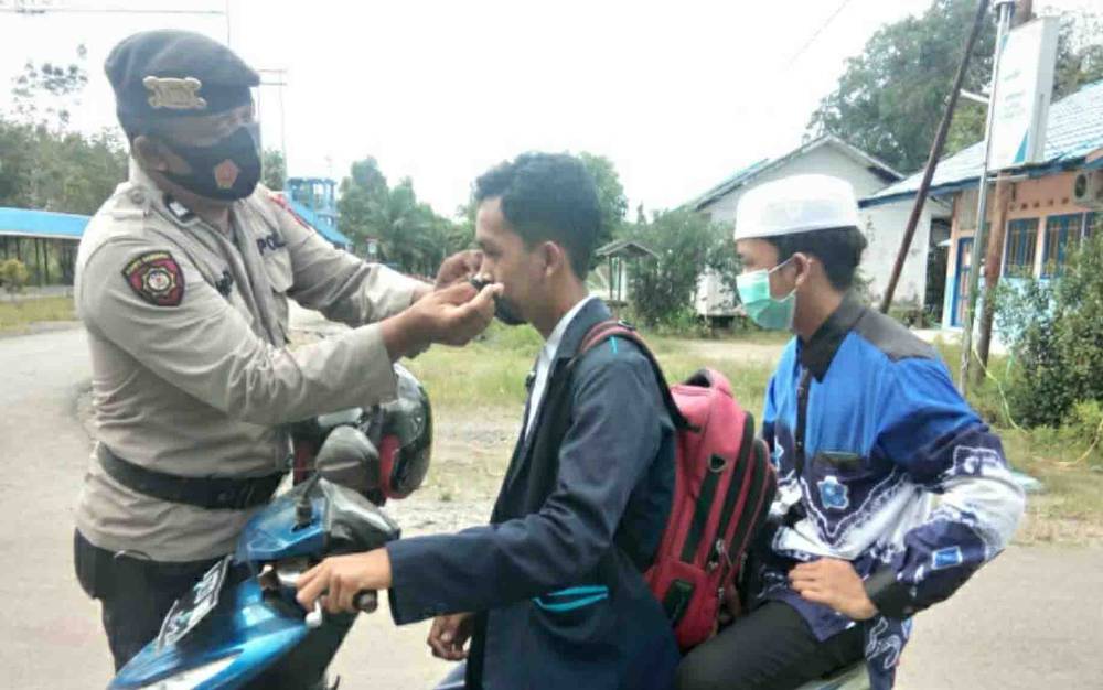 Cegah Covid-19, Personel Polsek Basarang Bagikan Masker ke Warga