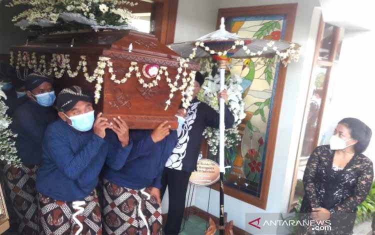 Pelepasan jenazah adik kandung Raja Keraton Yogyakarta, Kanjeng Gusti Pangeran Haryo (KGPH) Hadiwinoto di rumah duka di Jalan Kenari Gang Tanjung VII UH, Kota Yogyakarta, Kamis 1 April 2021