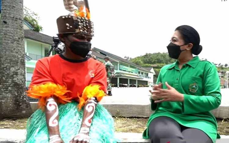 Ini Pesan Istri Kasad Titip kepada Putri Papua Lulus Seleksi TNI