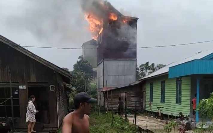 Diduga Disambar Petir saat Hujan Deras, Gedung Walet di Desa Pelangsiar Terbakar