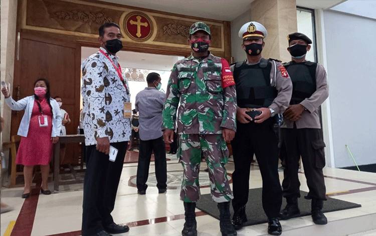 Babinsa Koramil Pahandut Laksanakan Pengamanan Misa Kamis Putih di Gereja YGB
