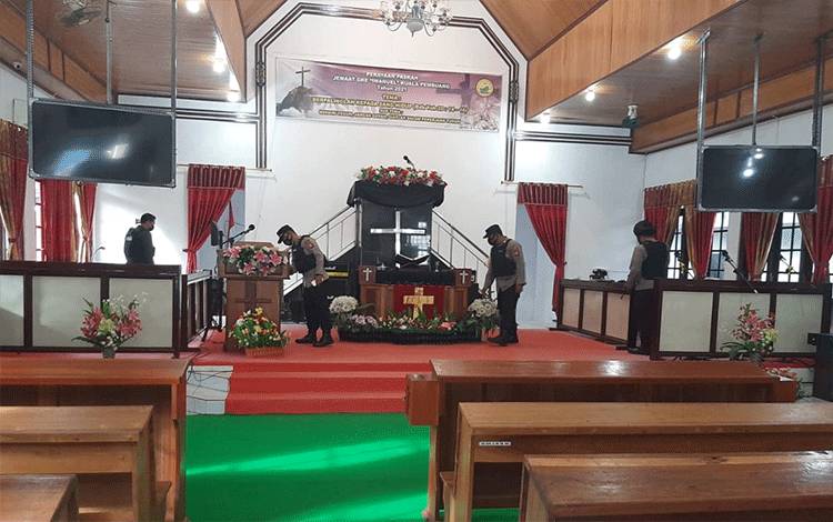 Sebelum Pelaksanaan Ibadah Paskah, Polsek Seruyan Hilir??Sterilisasi Gereja