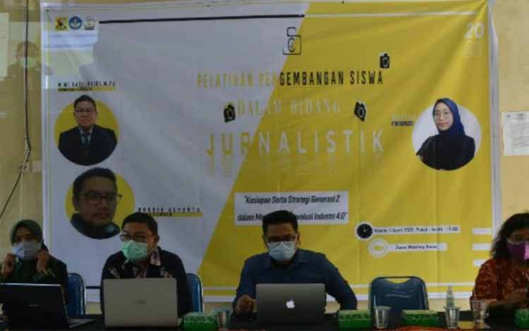 Team Jurnalis SMADA 2021-2022 Hadirkan Webinar Secara Virtual