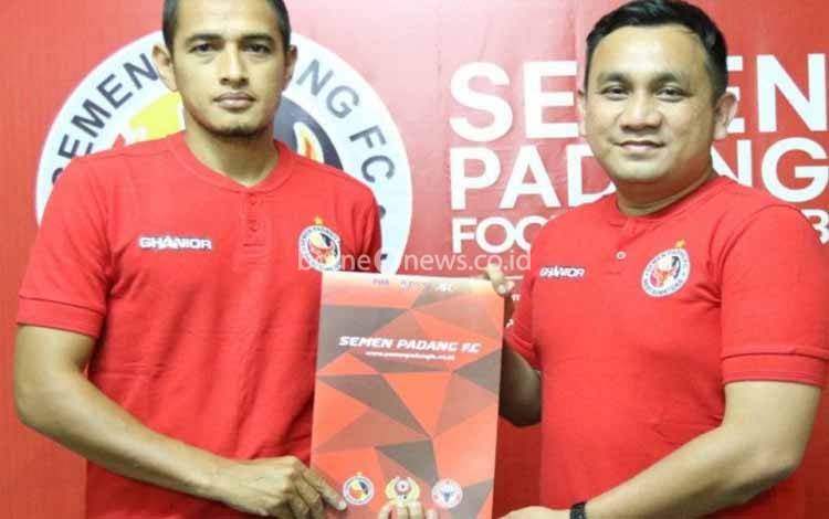 Hengki Ardiles (kiri) bersama Manajer Semen Padang Effendi Syahputra