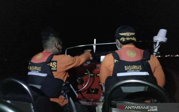 Tim pencarian dan pertolongan Basarnas Kendari Pos SAR Kolaka saat mengevakuasi seorang nelayan bernama Anca (30) yang berhasil ditemukan keadaan selamat yang sbelumnya dilaporkan hilang di perairan Pamarang, Kabupaten Kolaka, Sulawesi Tenggara, Jumat (2/4/2021). (ANTARA/HO-Humas Basarnas Kendari)