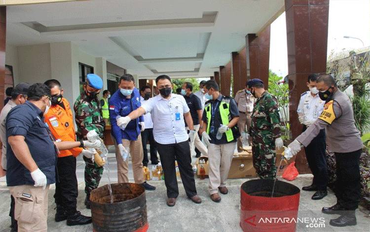 Minuman Keras Dominasi Pemusnahan Barang Terlarang di Bandara Samrat
