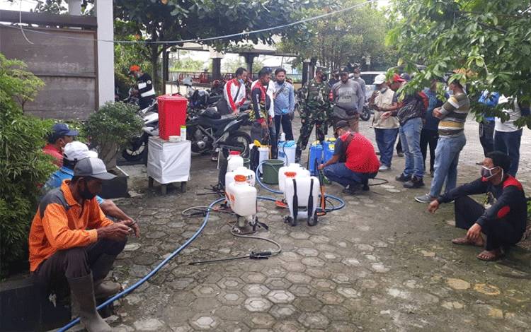 Tim PPKM Kelurahan Baamang Barat Lakukan Penyemprotan Disinfektan di RT Zona Kuning