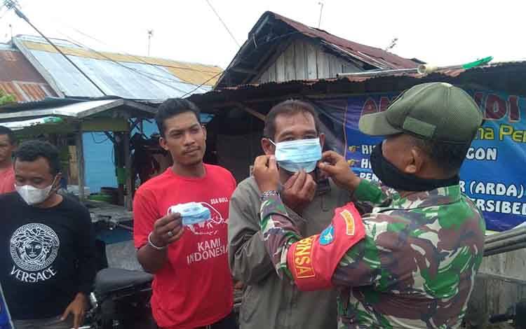 Babinsa Kodim Palangka Raya Rutin Edukasi Protokol Kesehatan di Wilayah Binaan