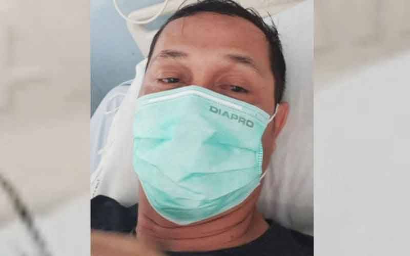 Ketua Bawaslu Kabupaten Kapuas, Iswahyudi Wibowo, saat dalam perawatan medis di RSUD dr Soemarno Sostroatmodjo Kuala Kapuas, Jumat (2/4/2021). (foto : ANTARA/HO)