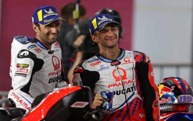 Pebalap tim Pramac Racing Johann Zarco (kiri) dan Jorge Martin (kanan) berpose untuk awak media setelah babak kualfikasi Grand Prix Doha di Sirkuit Losail, Qatar. (3/4/2021)