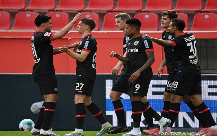Para pemain Bayer Leverkusen merayakan gol Patrik Schick (kedua kanan) ke gawang Schalke 04 dalam lanjutan Liga Jerman di Stadion BayArena, Leverkusen, Jerman, Sabtu (3/4/2021)