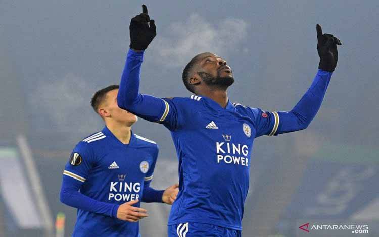 Selebrasi Kelechi Iheanacho (kanan) usai cetak gol kedua Leicester lawan Braga dalam pertandingan Liga Europa Grup G di King Power Stadium, Leicester, Inggris pada 5 November 2020
