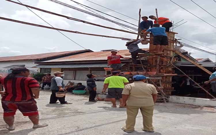Camat Jekan Raya Ikut Gotong Royong Bangun Gapura