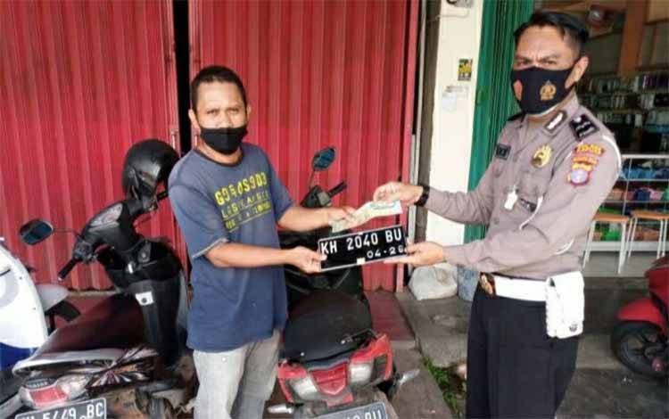 Satlantas Polres Kapuas Berikan Pelayanan Samsat Delivery Antar STNK ke Rumah