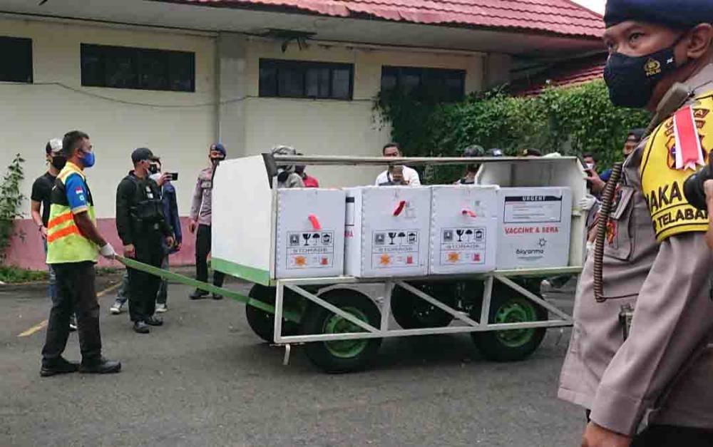 Vaksin Covid-19 saat didistribusikan ke Kalimantan Tengah di Bandara Tjilik Riwut