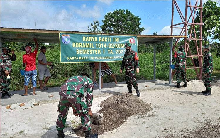 Hidupkan Gotong Royong, Koramil Kumai Bersama Warga Bangun Tempat Parkir Musala