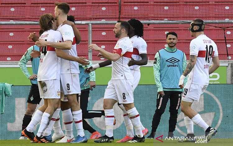 Penyerang VfB Stuttgart Sasa Kalajdzic (kedua kiri) melakukan selebrasi bersama rekan-rekannya setelah sundulannya berujung gol bunuh diri pemain Werder Bremen dalam lanjutan Liga Jerman di Stadion Mercedes Benz Arena, Stuttgart, Jerman, Minggu (4/4/2021)