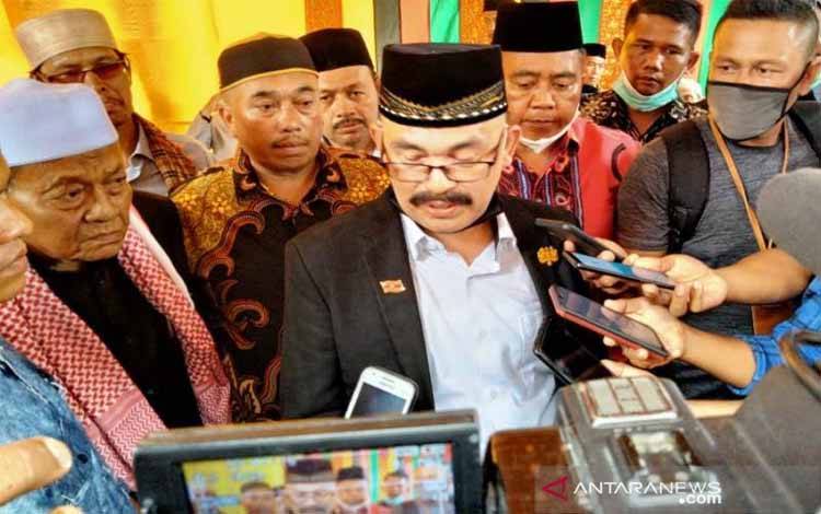 Ketua Komite Peralihan Aceh (KPA) wilayah Pasee Teungku Zulkarnaini saat memberikan keterangan pers kepada wartawan, di Kompleks Makam Sultan Malikussaleh di Desa Beuringen, Kecamatan Samudera, Kabupaten Aceh Utara, Minggu (4/4/2021)