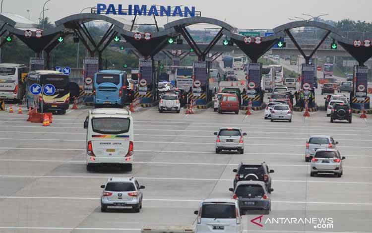 Sejumlah kendaraan melintas di pintu keluar tol Cipali Palimanan, Cirebon, Jawa Barat, Jumat (23/12). Arus mudik libur Natal dan Tahun Baru di Tol Cipali terpantau lancar