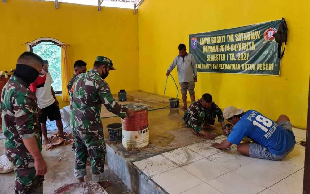 Karya Bakti TNI, Koramil Arut Utara Bersama Warga Renovasi Tempat Ibadah