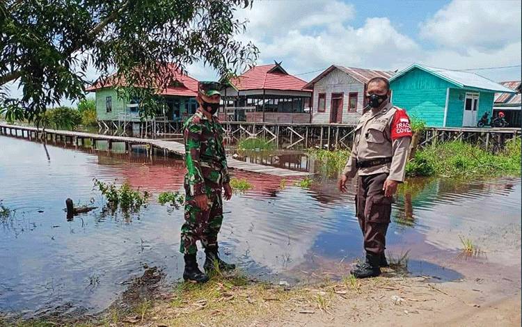 Bhabinkamtibmas Polsek Sebangau Ingatkan Warga Waspada Banjir