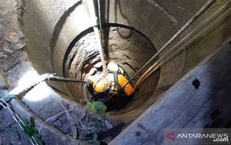 Petugas SAR saat melakukan evakuasi korban jatuh dalam sumur
