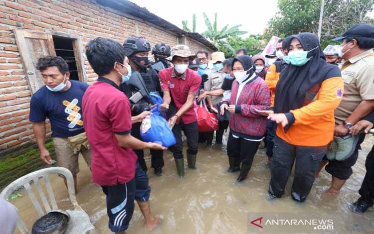 Mensos Risma Bagikan Bantuan untuk Korban Banjir NTB