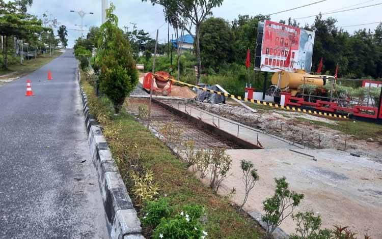 Dinas PU Gunung Mas Perbaiki Jalan Katamso sehingga Arus Lalu Lintas Dialihkan