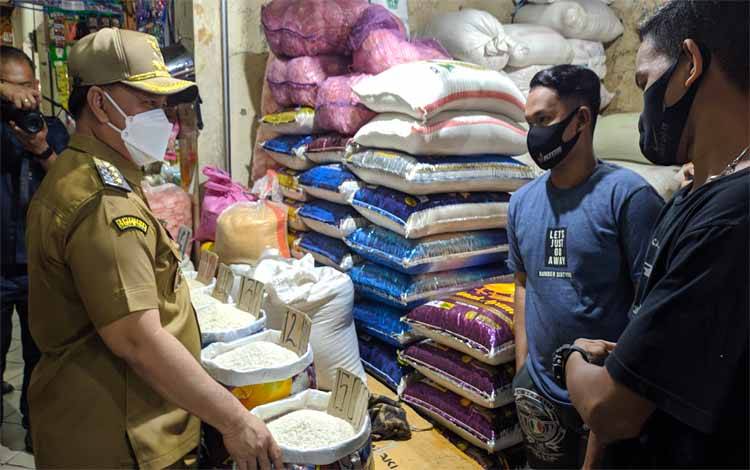 Bupati Kotim Sidak Pasar PPM Jelang Bulan Suci Ramadan