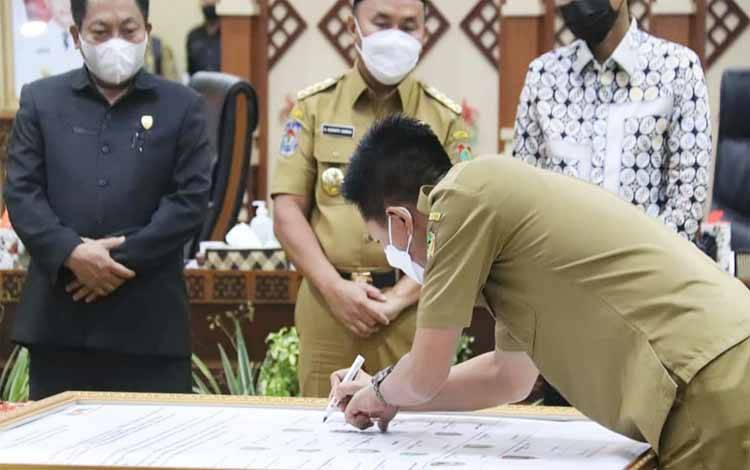 Bupati Barito Utara Tandatangani Komitmen Pemberantasan Korupsi Terintegrasi