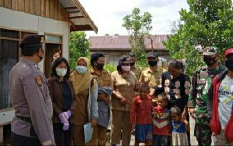 Personel Polsek Kapuas Barat Dampingi Pembangunan Desa Sei Pitung