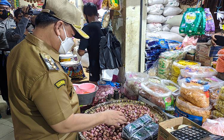 Bupati Kotim Halikinnor saat melakukan sidak di Pusat Perbelanjaan Mentaya.