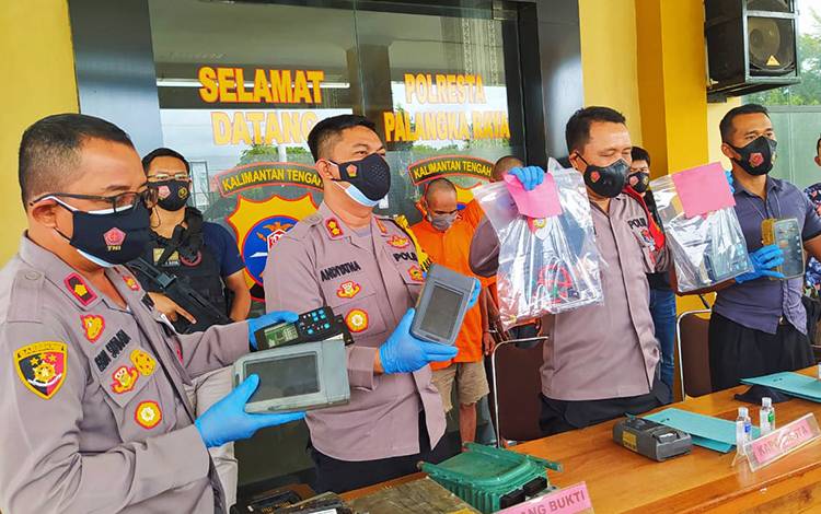 Komplotan Spesialis Pencuri Layar Monitor Alat Berat Diringkus Polisi
