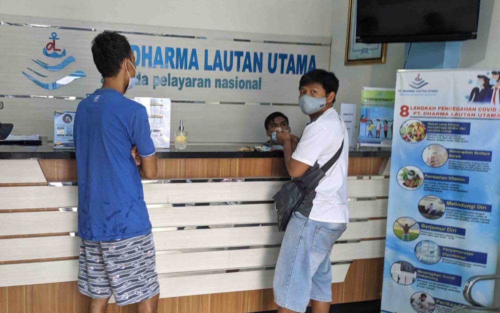 Sejumlah calon penumpang saat membeli tiket di PT DLU Sampit.