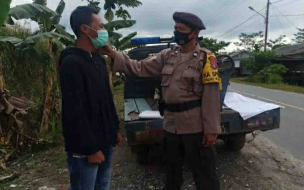 Polsek Basarang Bagikan Masker dan Ingatkan Warga Selalu Terapkan Prokes