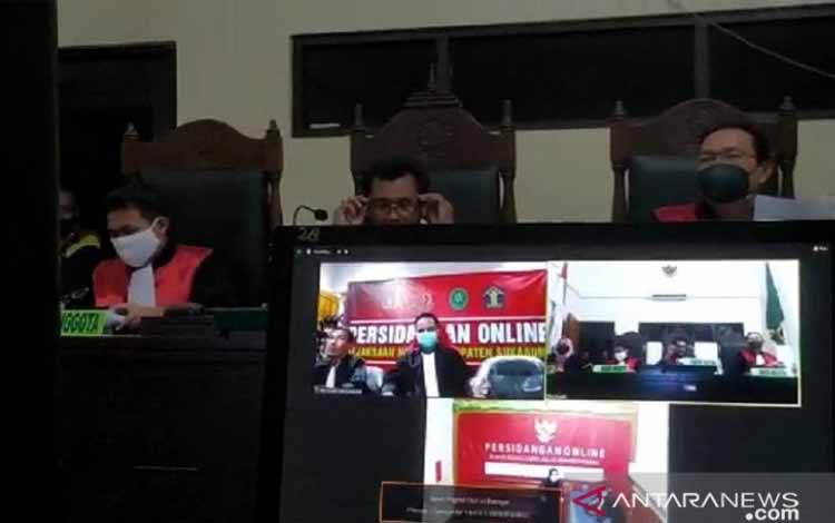 Pembacaan vonis yang dilakukan Majelis Hakim PN Cibadak pada kasus narkotika jaringan internasional yang dilakukan secara daring pada Selasa, (6/4). Pada sidang ini empat WNA dan sembilan WNI yang terlibat kasus penyulundupan sabu seberat 403 kg divonis hukuman mati