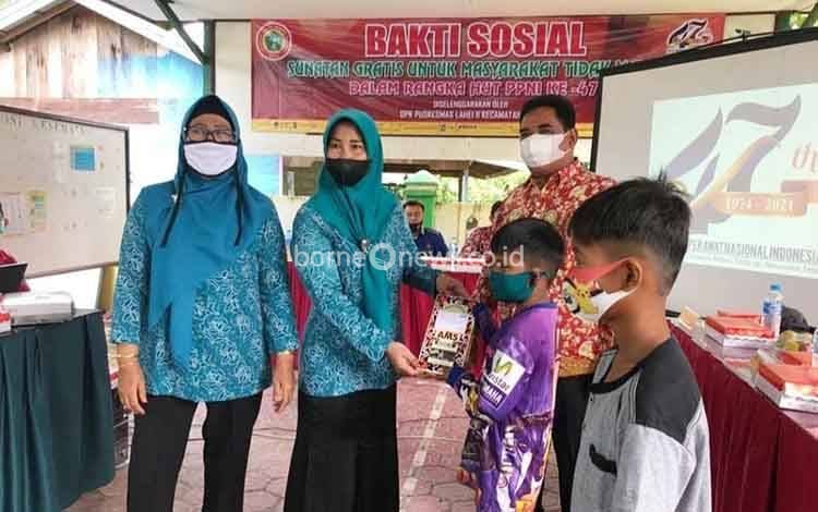Ketua TP PKK Kabupaten Barito Utara Beri Bantuan Pada Sunatan di Lahei