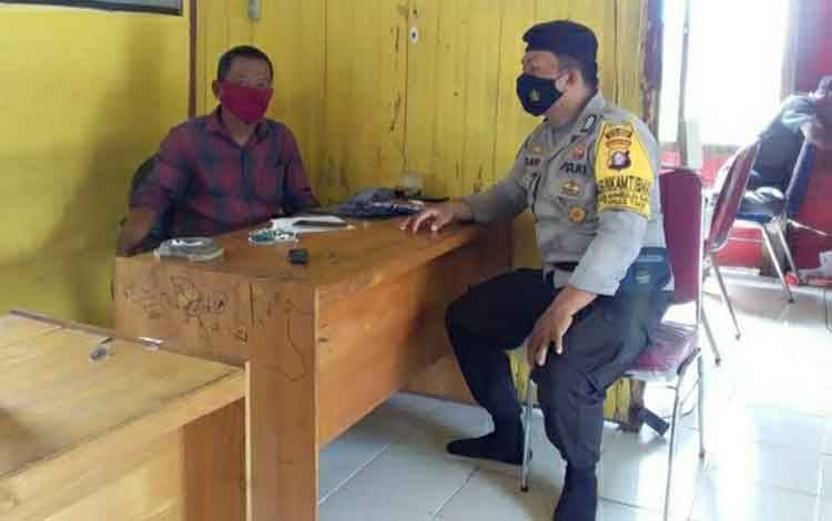 Tingkatkan Sinergitas, Bhabinkamtibmas Polsek Kapuas Timur Sambangi Kepala Desa