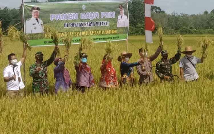Bupati Kotim Lakukan Panen Raya Padi Varietas Unggul Nasional di Kota Besi