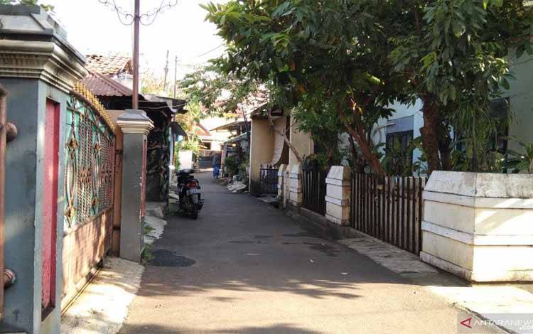 Lingkungan kediaman terduga teroris NF di RT03/RW04 Kelurahan Tanjung Barat, Jakarta Selatan, Kamis (8/4/2021)