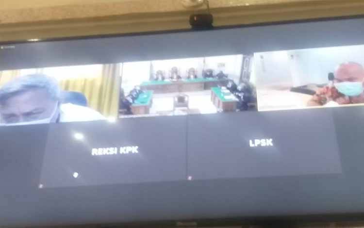 Pengadilan Tindak Pidana Korupsi Medan memvonis satu tahun enam bulan penjara Khairuddin Syah (foto sebelah kiri) mantan Bupati Labuhanbatu Utara