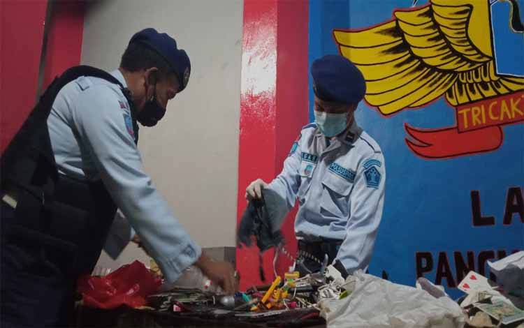 Jelang Ramadan dan HUT ke 57 Permasyarakatan, Lapas Kelas IIB Pangkalan Bun Razia Gabungan