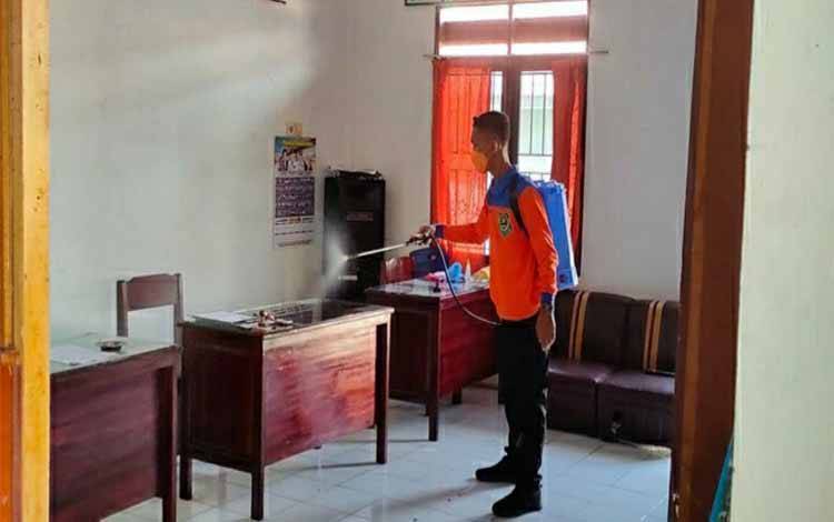 BPBD Kapuas Lakukan Penyemprotan Disinfektan di Wilayah Selat Tengah dan Tempat Ibadah