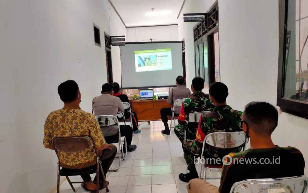 Optimalisasi Penerapan PPKM Mikro, Babinsa Balai Riam Hadiri Zoom Meting Bersama Kemendagri