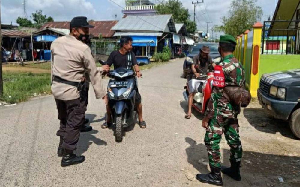 Polsek dan Koramil di Kecamatan Kapuas Murung Terus Ingatkan Warga Gunakan Masker