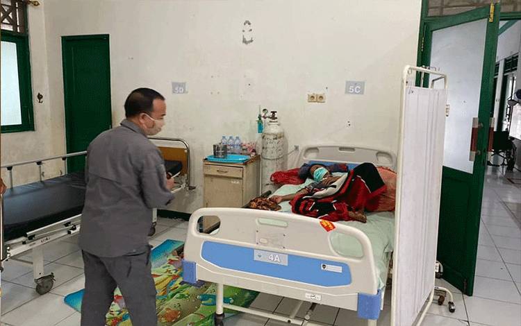 Bupati Seruyan Kunjungi Pasien di??RSUD Kuala Pembuang