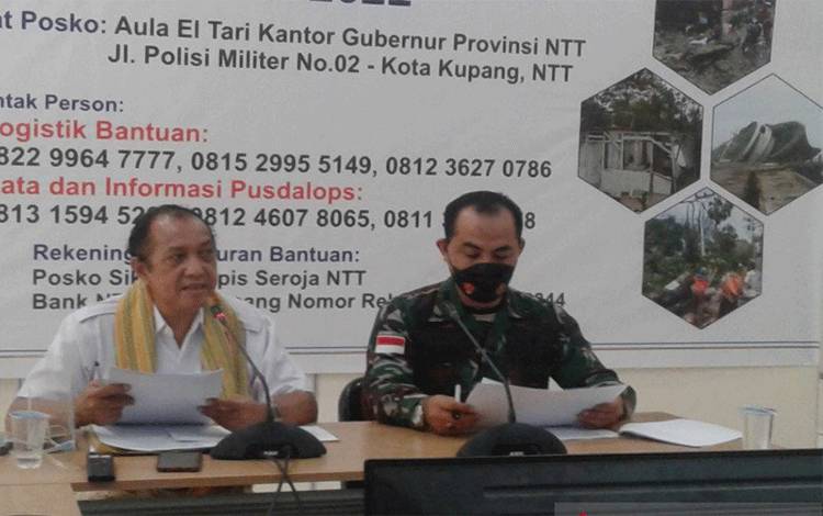 Juru bicara tatgas tangap darurat Bencana Provinsi Nusa Tenggara Timur, Marius Ardu Jelamu (kiri) didampingi Kasilog Korem 161/Wirasakti Kupang, Kolo (Inf( Seniman Sega saat memberikan keterangan pers kepada wartawan di Kupang, Jumat (9/4) terkait penanganan bencana alam Siglon tropis Seroja di NTT. (Antara/ Benny Jahang)