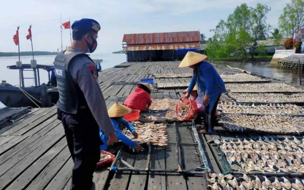 Perajin Ikan Kering di Desa Sungai Undang Disambangi Polisi